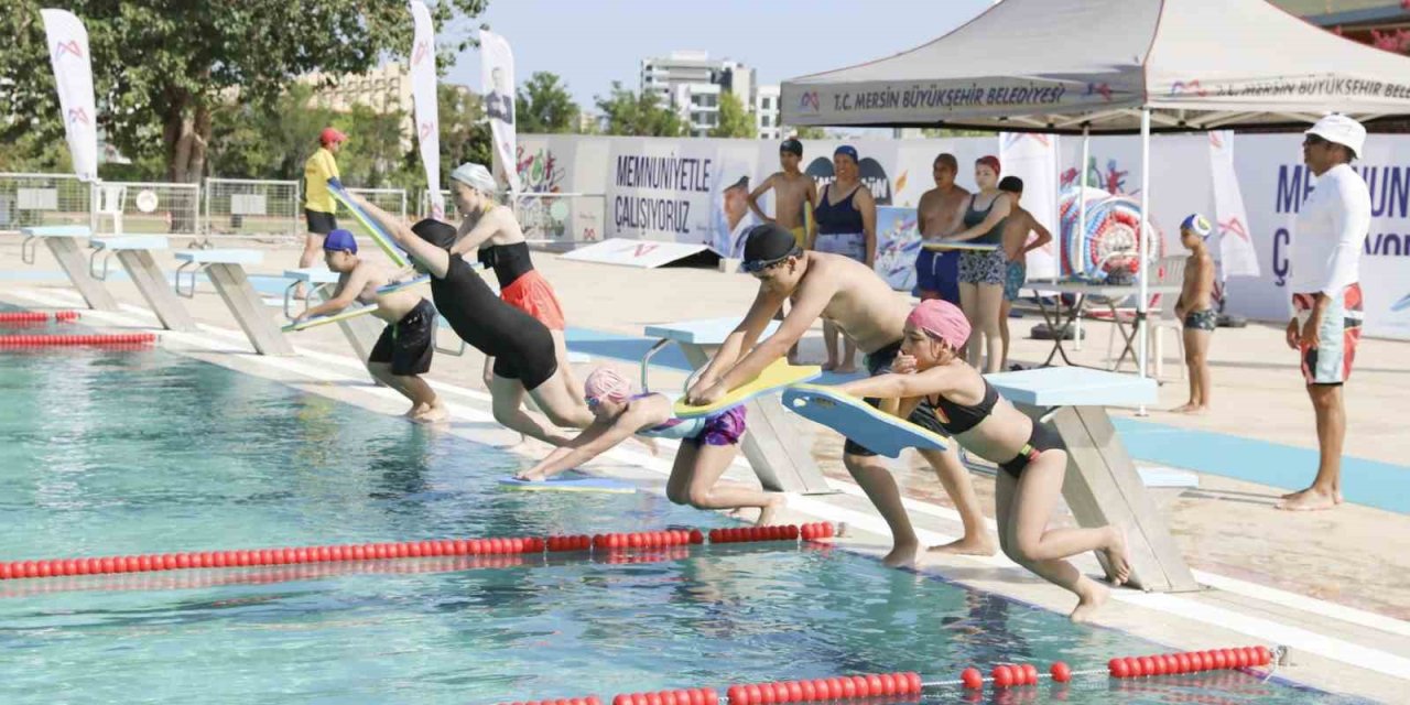 Mersin’de Çocuklar, Hem Yüzme Öğreniyor Hem De Eğleniyor