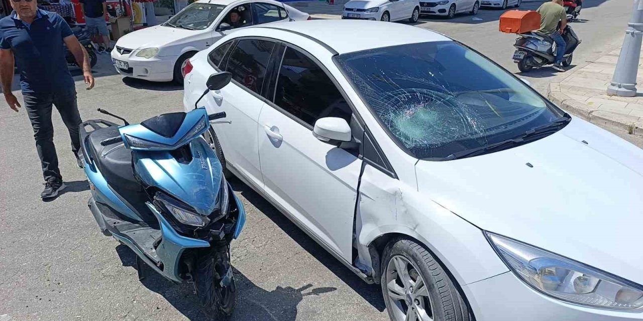 Otomobilin Çarptığı Motosikletli, Havaya Fırlayıp Camın Üzerine Düştü
