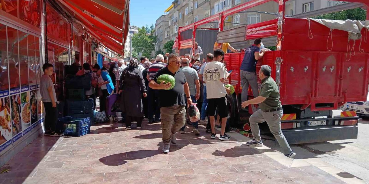 Hayırsever Esnaftan Vatandaşa 19 Ton Karpuz İkramı