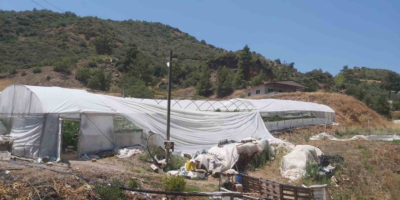 Kumluca’da Aniden Başlayan Hortum Seralara Zarar Verdi