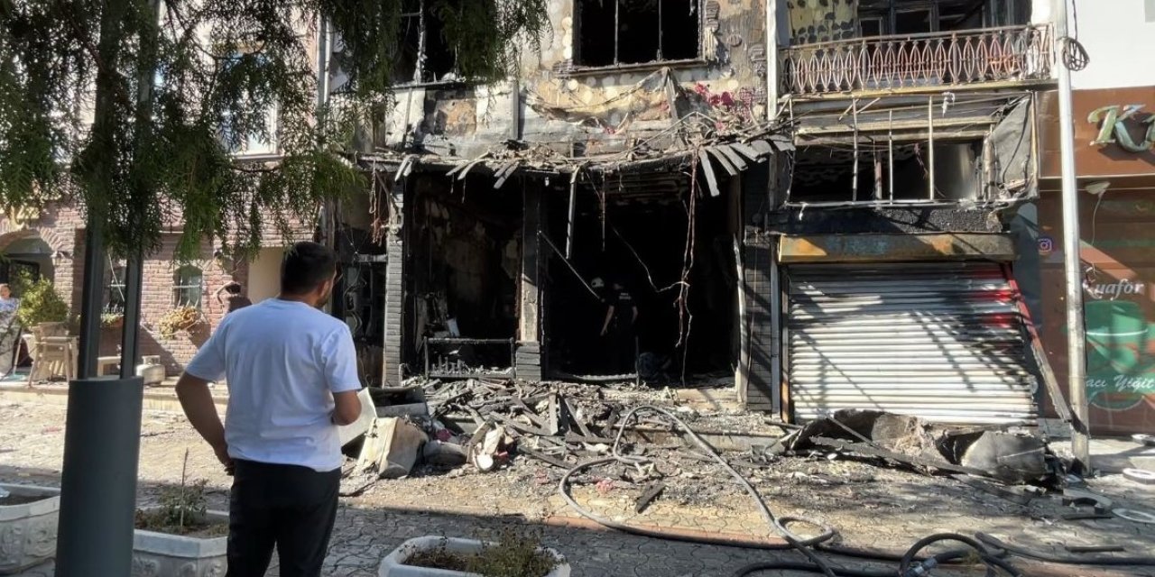 Kafede Çıkan Yangında Bina Harabeye Döndü