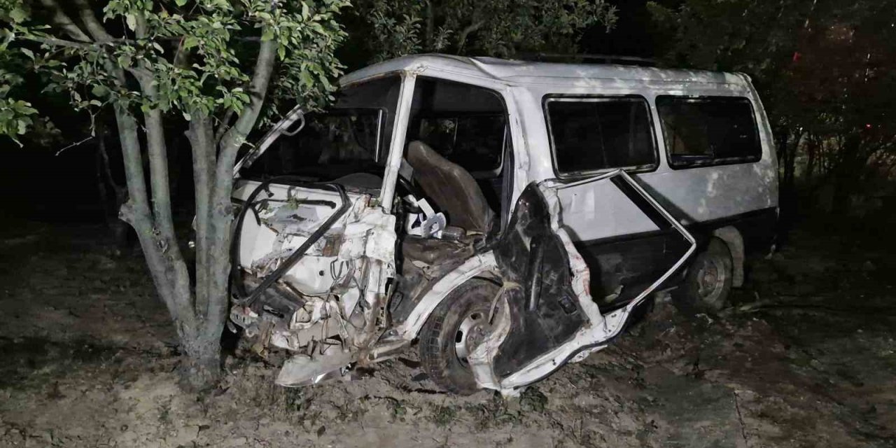 Karaman’da Minibüs Bahçeye Uçtu: 1 Yaralı