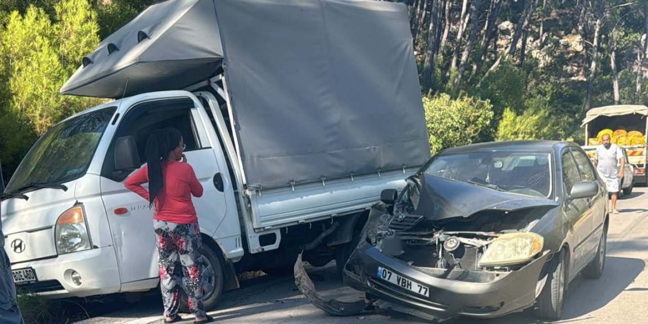 Kamyonete Çarpan Otomobil Sürücüsü Hayatını Kaybetti