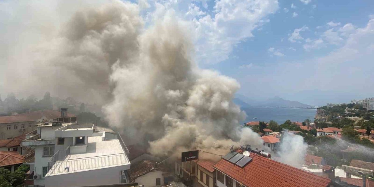 Antalya Kaleiçi’ndeki Yangın