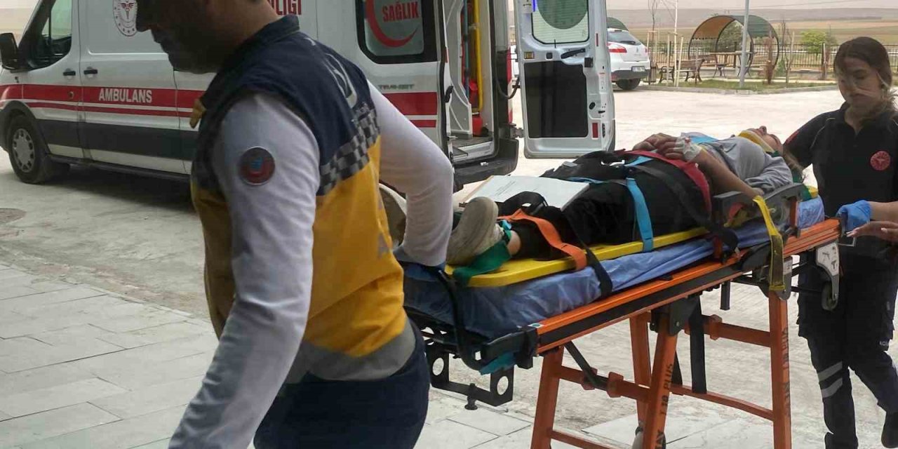 Motosiklet Kaldırıma Çarptı: 2 Yaralı