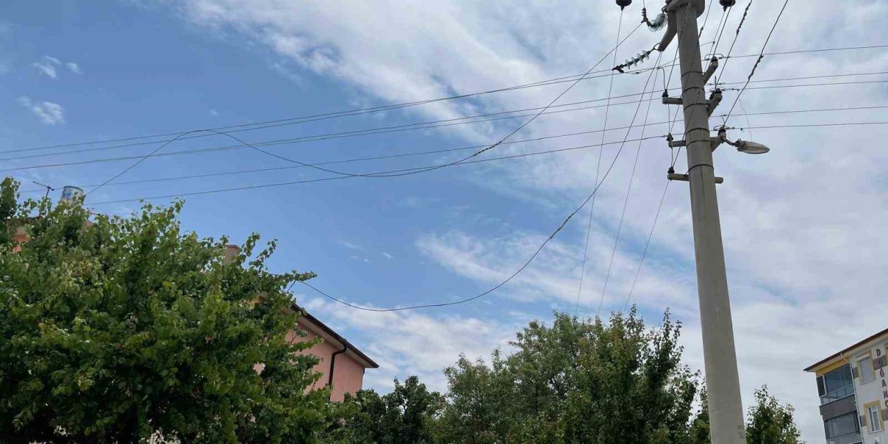 Kulu’da Aşırı Rüzgardan Elektrik Teli Koptu, Mahalle Elektriksiz Kaldı