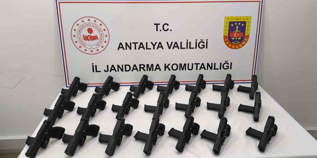 Antalya’da Ruhsatsız 21 Tabanca Ele Geçirildi, 1 Kişi Tutuklandı