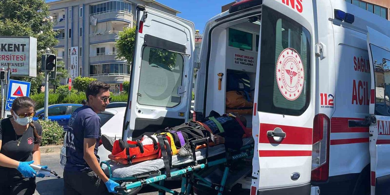 Alanya’da Motosiklet İle Otomobil Çarpıştı: 1 Yaralı