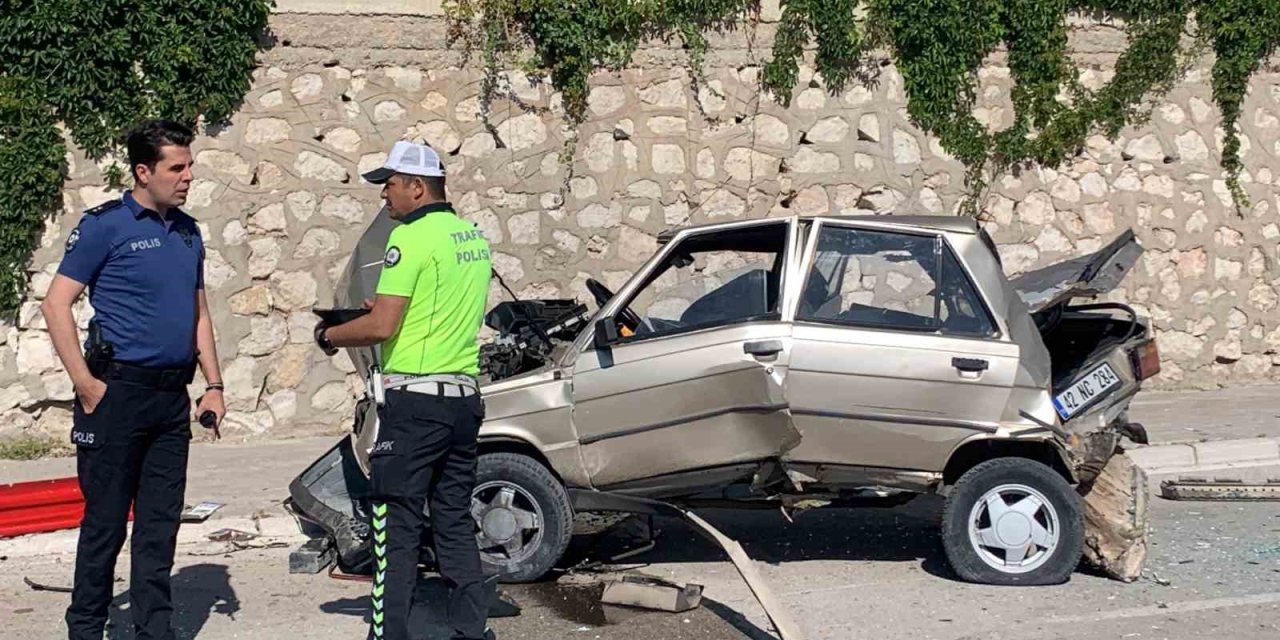 Karaman’da Solladığı Kamyonete ve Direğe Çarpan Sürücü Yaralandı!