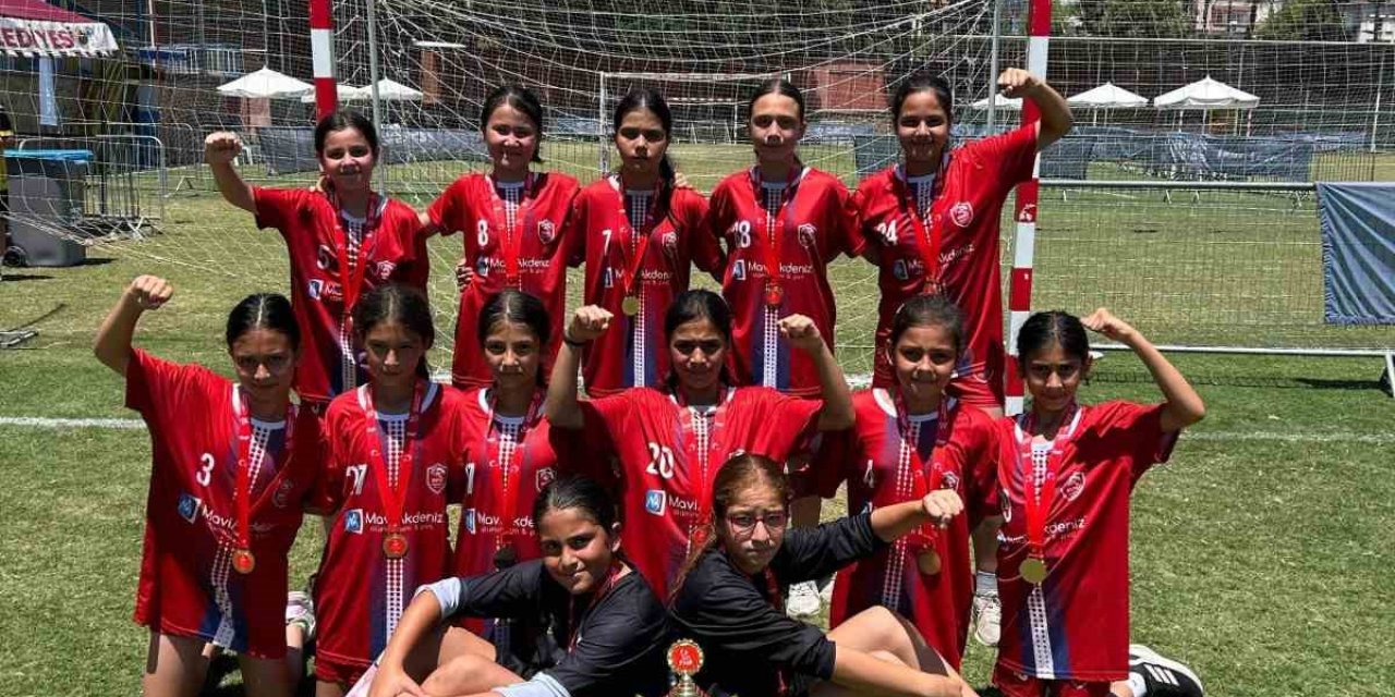 Kepezli Minik Hentbolcular Şampiyon Oldu