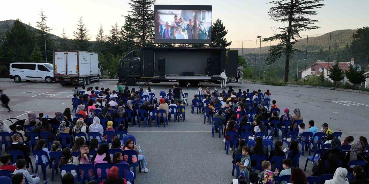 Başkan Altay: "merkeze Uzak 101 Mahallede Sosyal Hayata Katkı İçin Sinema Günleri Düzenliyoruz"