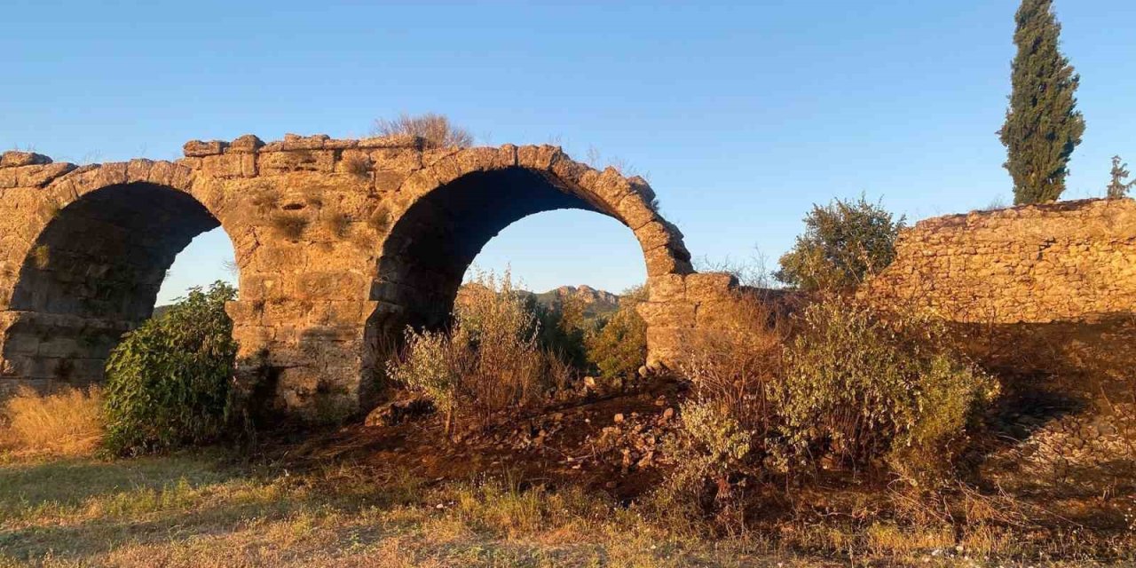 Tarihi Aspendos Su Kemerleri Yakınında Çıkan Yangın Korkuttu