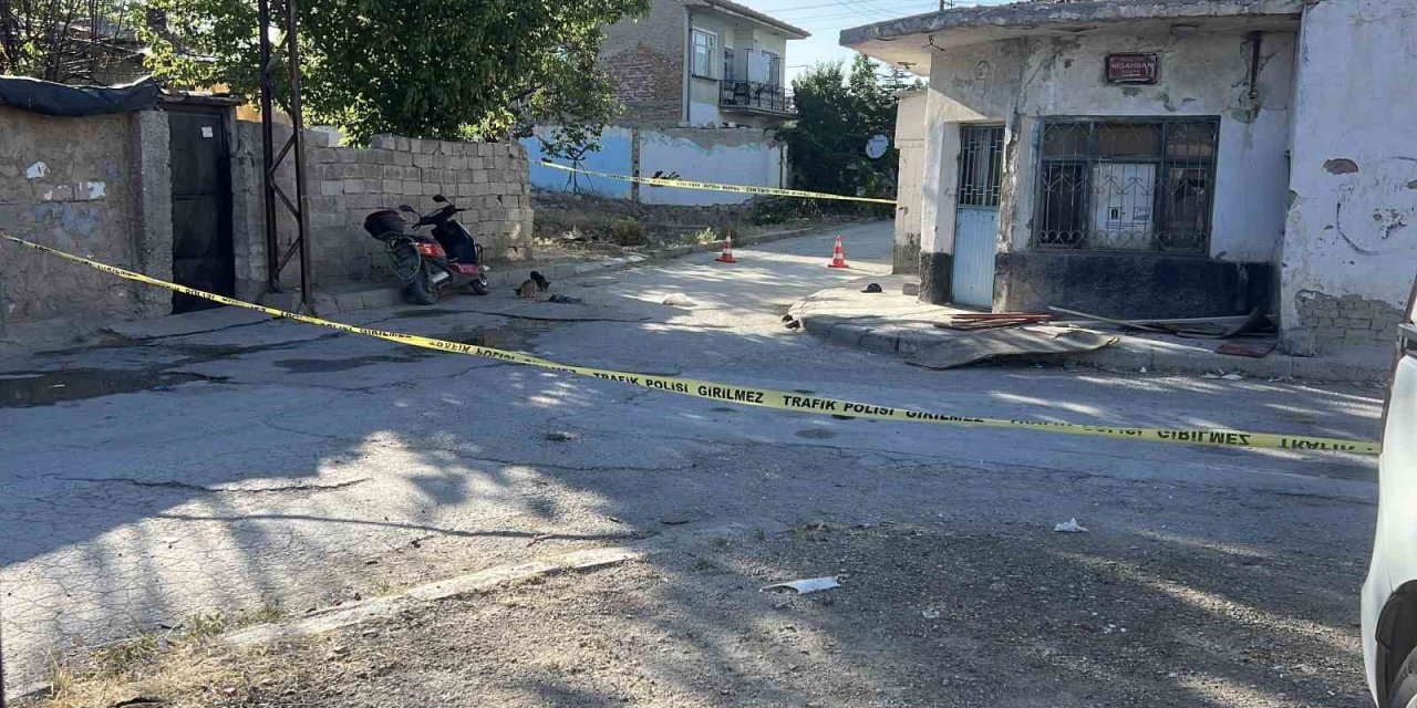 Motosikletiyle Kaldırımdaki Ahşap Plakaya Çarpan Sürücü Kurtarılamadı