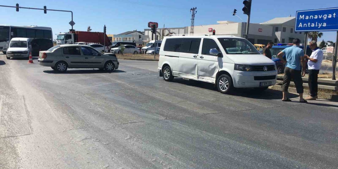 Tur Aracı İle Otomobil Çarpıştı: 2 Çocuk Yaralandı