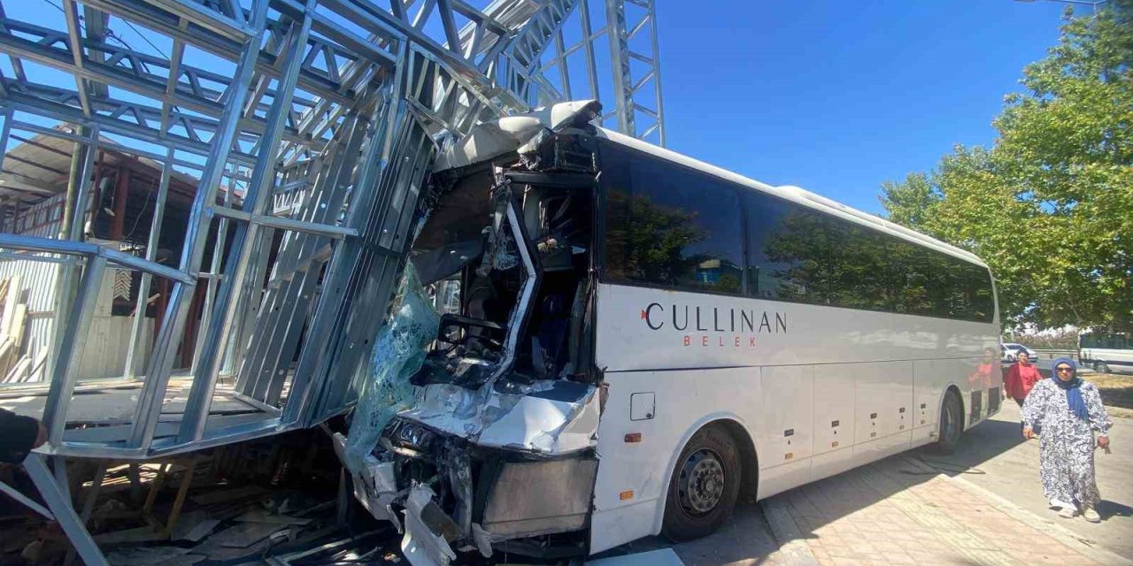 Otel Servis Otobüsü, Midibüs Ve Kamyonun Karıştığı Kazada 21 Kişi Yaralandı