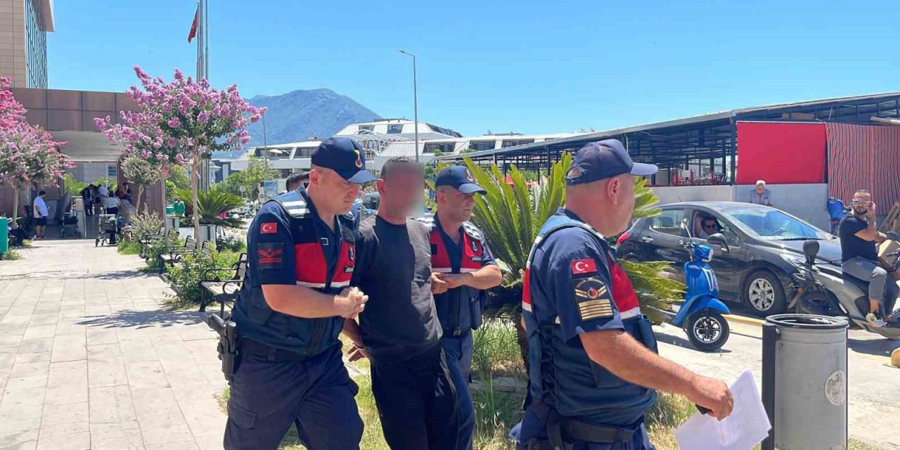 Birlikte Yaşadığı Eski Eşini Bıçakla Yaraladı