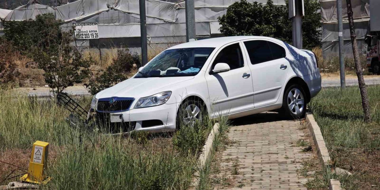Refüje Çıkan Otomobildeki 3 Kişi Yaralandı