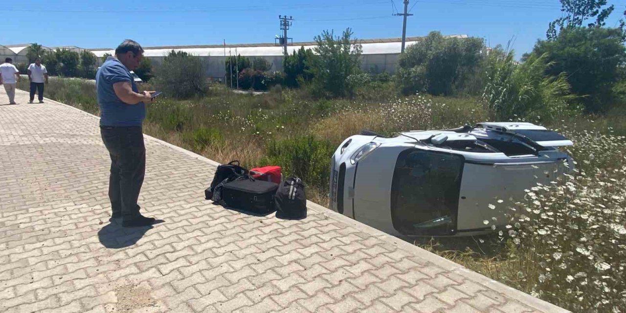 Antalya’da Hafif Ticari Araç Şarampole Yuvarlandı: 1 Yaralı