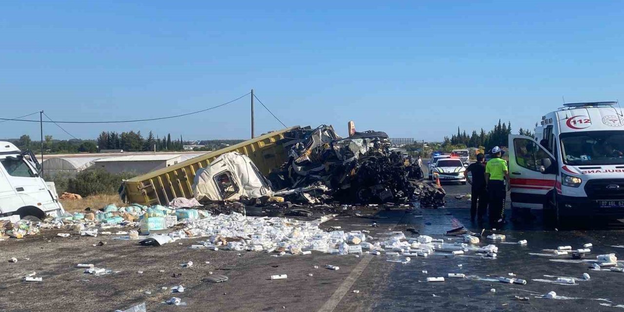 Antalya’da İki Tır Çarpıştı: 1 Ölü, 1 Yaralı