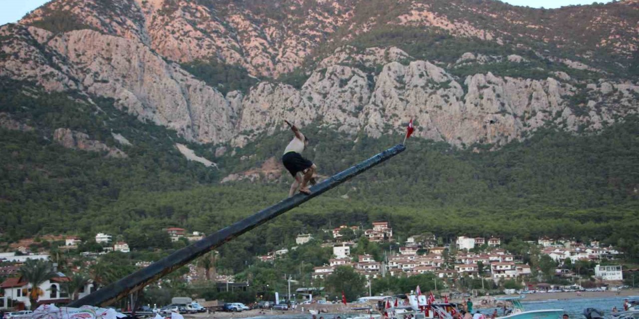 10 Bin Lira Ödül İçin Yağlı Direğe Tırmanan Yarışmacılar Hastanelik Oldu