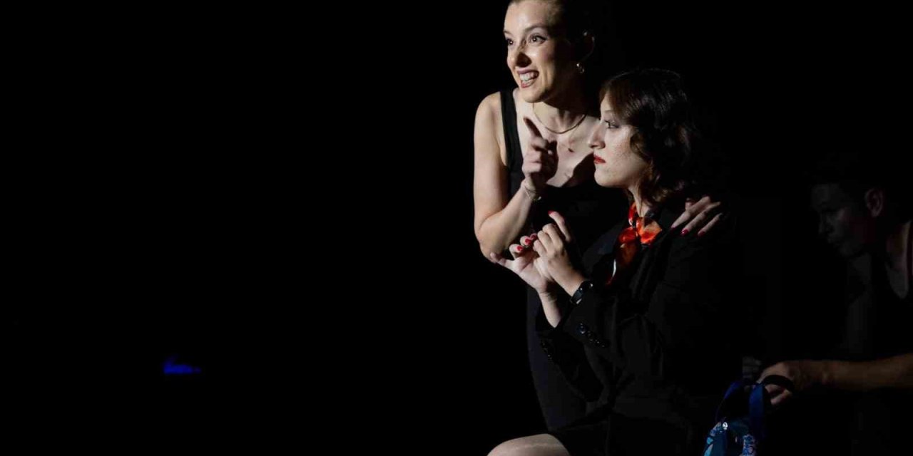 Manavgat Belediyesi Tiyatrosu Perdelerini "bir Hazırlık Manifestosu" İle Açtı