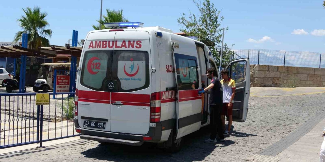 Tekne Turunda Yaralanan Turistin Yardımına Deniz Polisi Yetişti