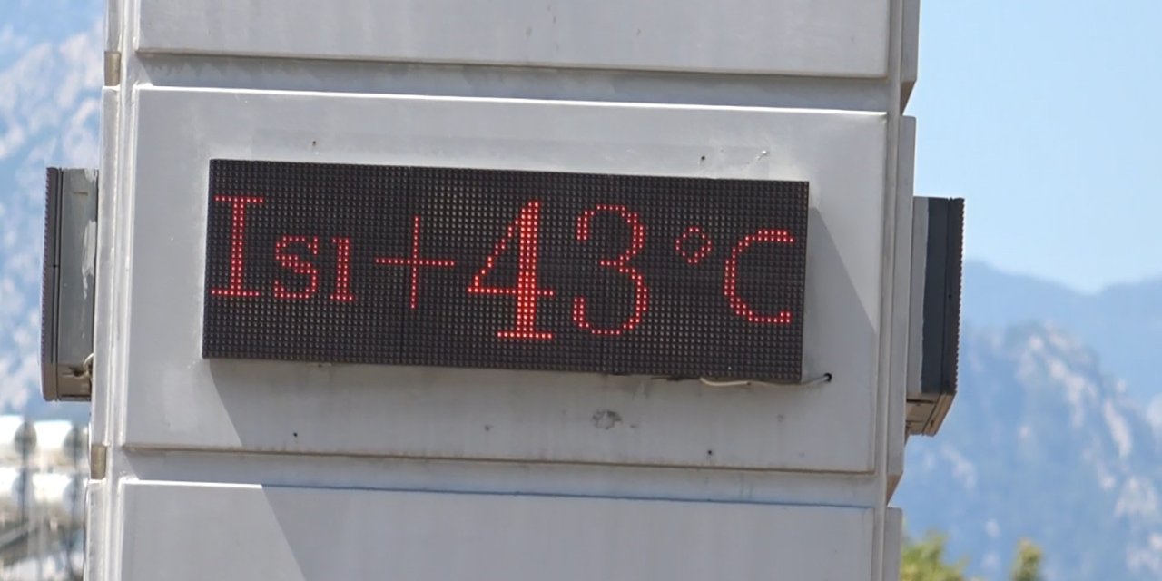 Antalya’da Termometreler 43 Dereceyi Gördü, Sahiller Doldu
