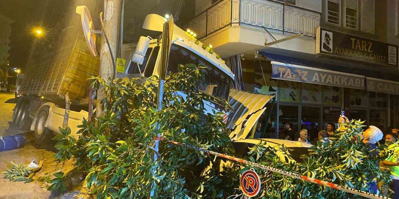 Freni Boşalan Tır Park Halindeki 2 Otomobile Çarparak Durabildi