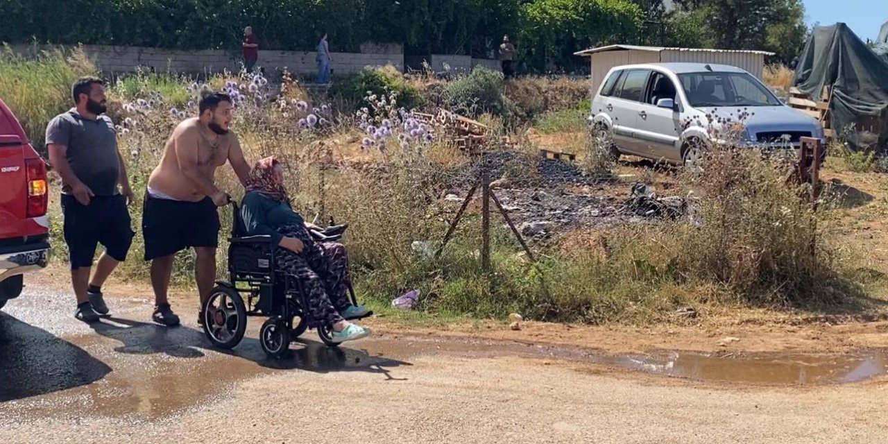 Evine Yaklaşan Alevlerden Kurtarılan Kadın Tekerlekli Sandalyeyle Bölgeden Uzaklaştırıldı