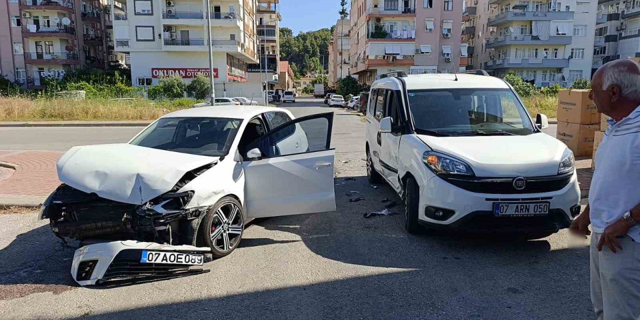 Manavgat’ta Otomobil İle Hafif Ticari Araç Çarpıştı: 1 Yaralı
