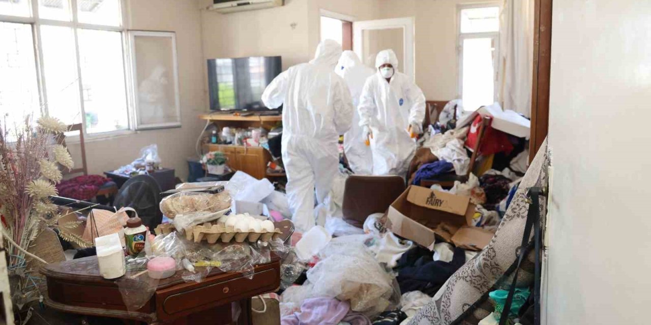 Mersin’de Çöp Ev Üçüncü Kez Temizlendi, 6 Ton Çöp Çıktı