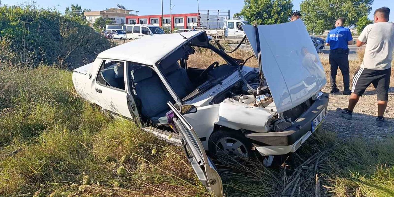 Tur Midibüsüyle Çarpışan Tofaş Hurdaya Döndü, Sürücü Yaralandı