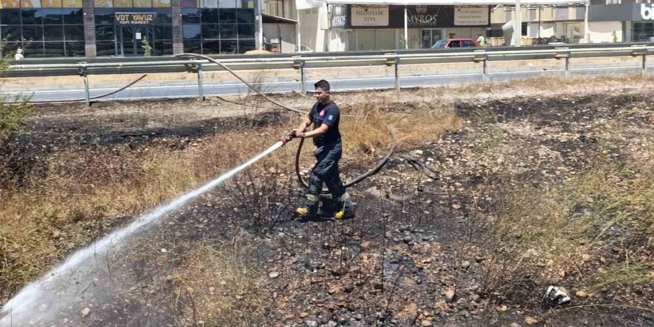 Manavgat’ta Söndürülmeden Atılan Sigara Sazlık Yangınına Neden Oldu