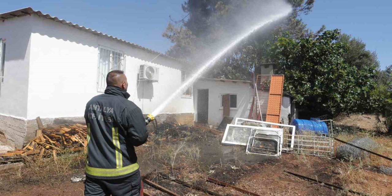 Antalya’da Kuruyan Otlar Tutuştu, Çıkan Yangın 2 Eve Sıçramadan Söndürüldü