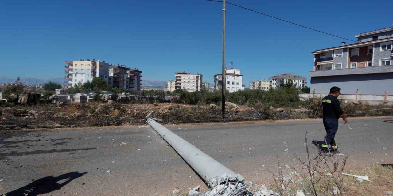 Köpeğe Çarpmamak İçin Elektrik Direğine Vurdu, Kopan Teller Yangın Çıkardı