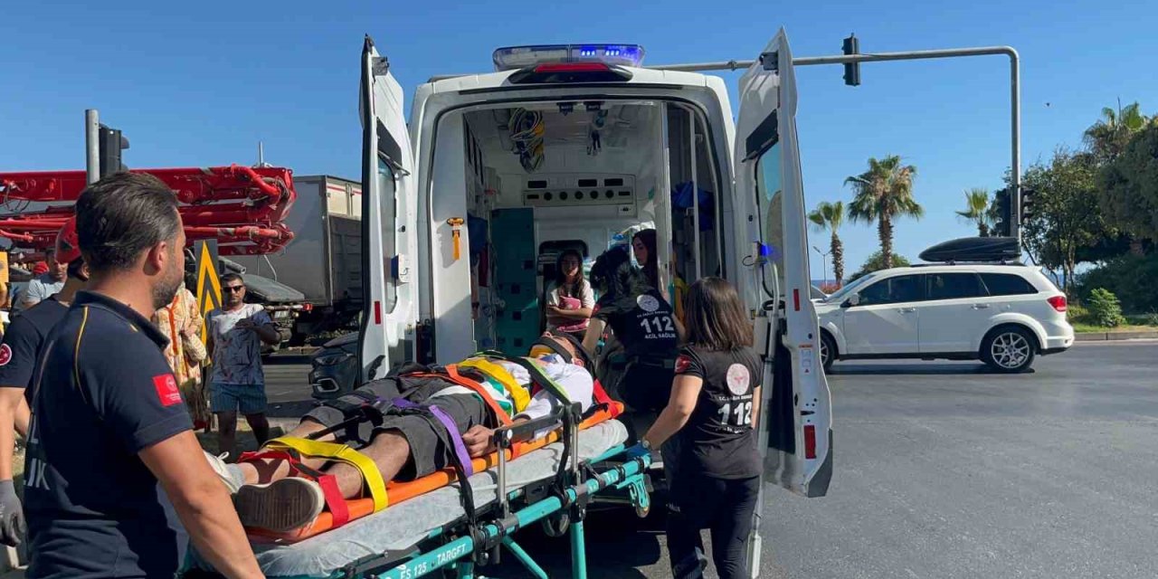 İki Otomobil Çarpıştı, Sıkışan Sürücüyü İtfaiye Ekipleri Kurtardı