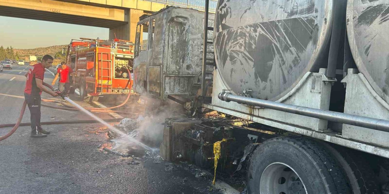 Seyir Halindeyken Alev Alan Süt Tankeri Kullanılamaz Hale Geldi