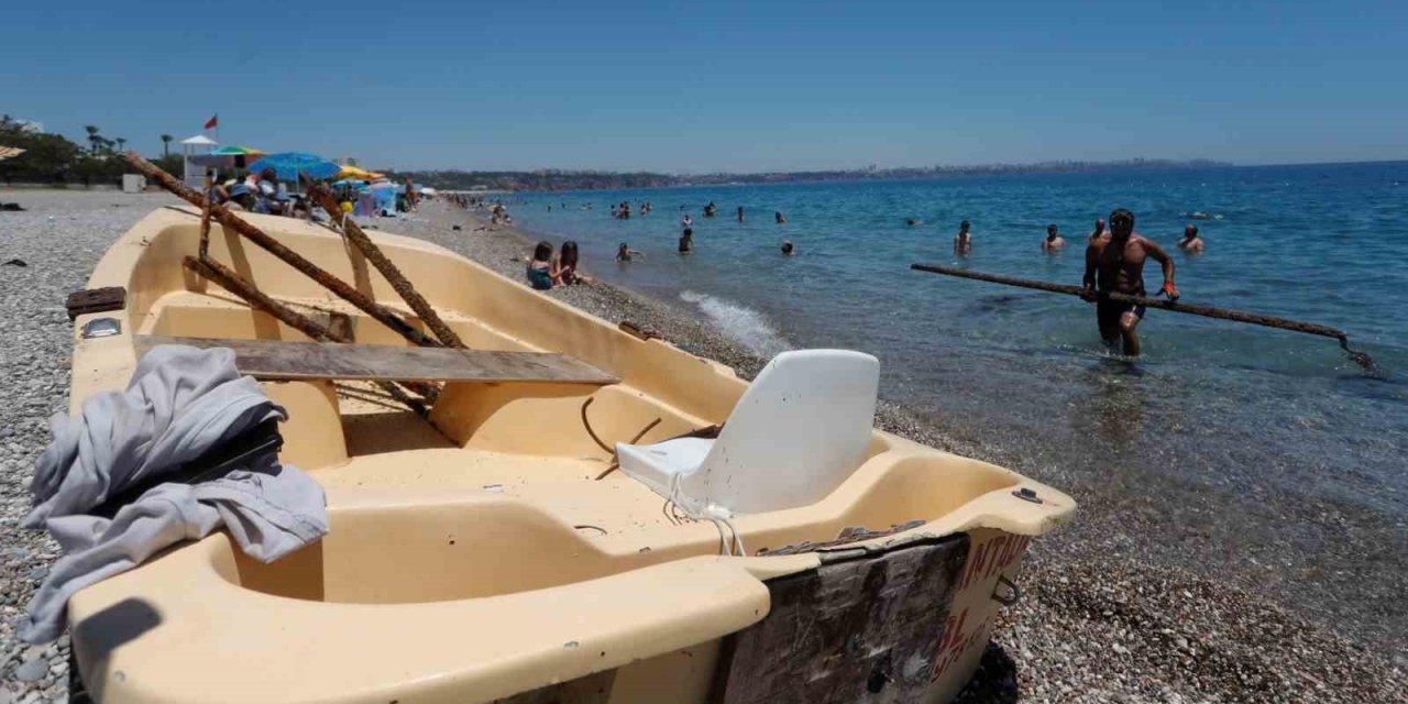 Metal Çıkarmak İçin Denize Daldı, Batmış Tekneyi Bulup Kıyıya Çıkardı