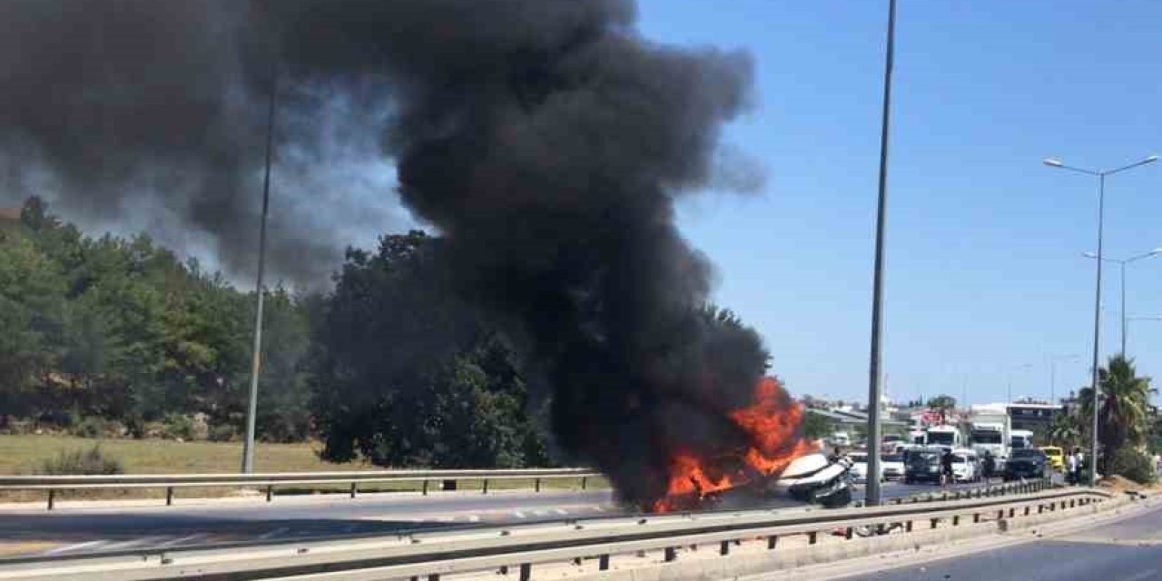 Manavgat’ta Bariyerlere Çarpan Otomobil Alev Aldı: 2 Yaralı