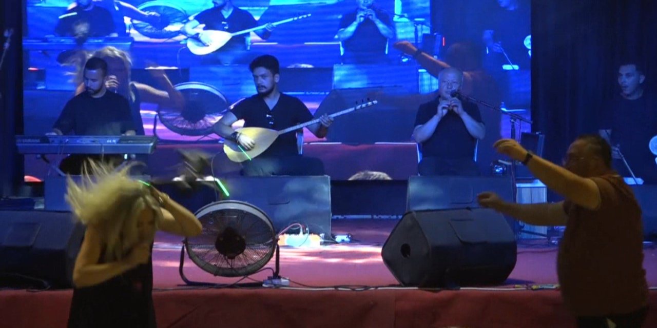 Antalya’daki Festivalde Sahnede İlginç An: Dron Sanatçının Kafasına Çarptı