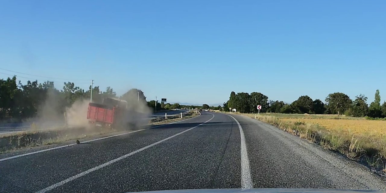 Lastiği Patlayan Kamyon Devrilmekten Son Anda Kurtuldu