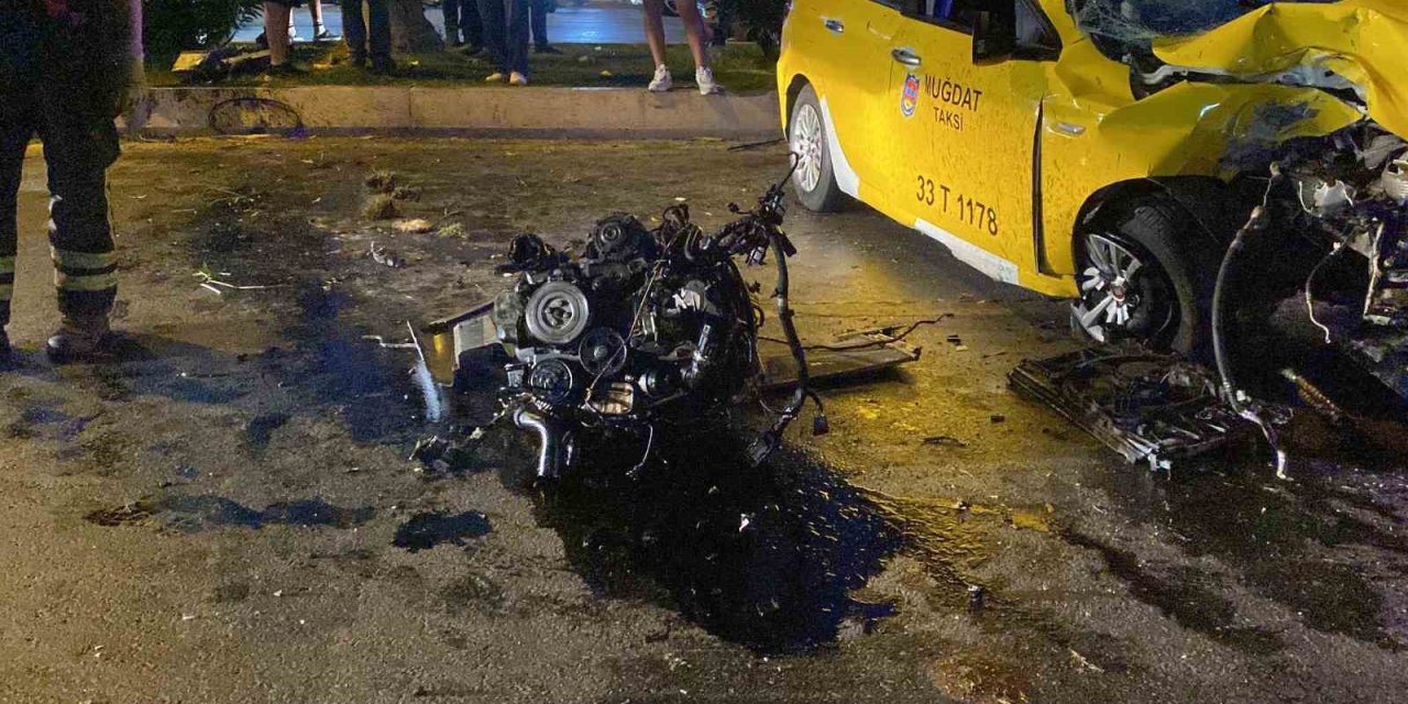 Ticari Taksi Refüje Çarptı, Motoru Yerinden Fırladı