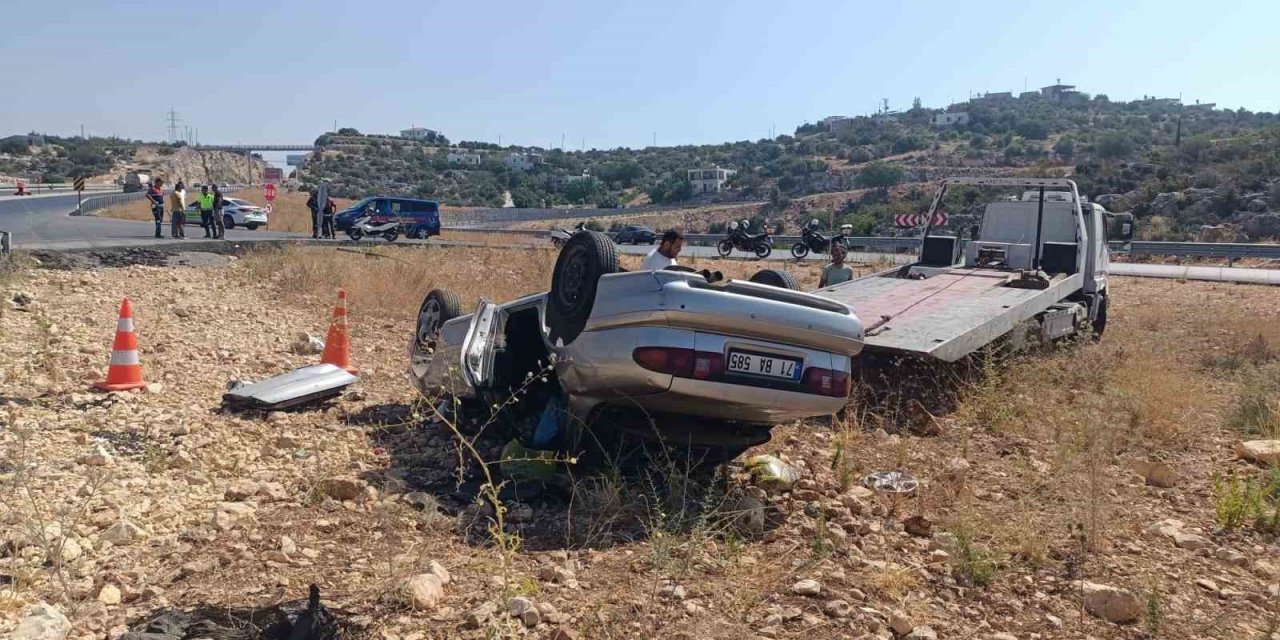 Otomobil Karşı Şeride Geçip Takla Attı: 1 Ölü, 1 Yaralı