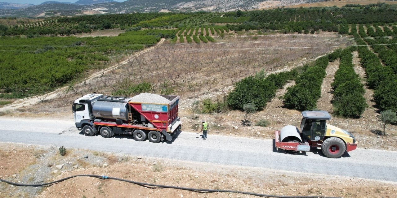 Akdeniz’de Kırsal Mahallelere Yol Desteği Sürüyor