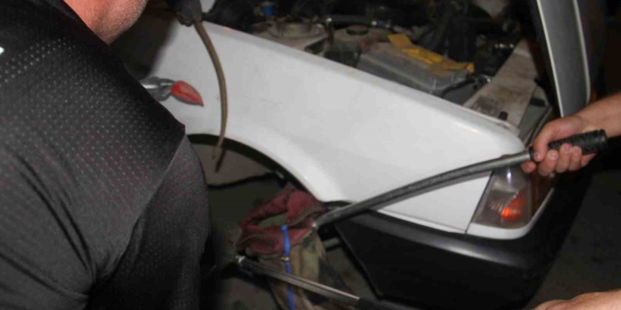 Konya’da Otomobilin Jantına Girerek Sıkışan Yılanı İtfaiye Çıkardı