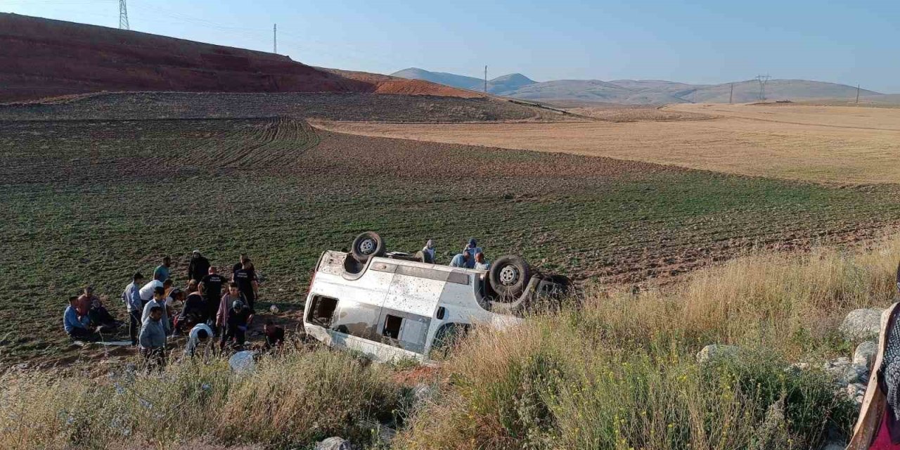Konya’da Tarım İşçilerini Taşıyan Minibüs Devrildi: 15 Yaralı