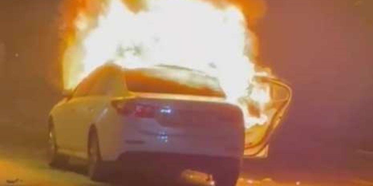 Seyir Halindeyken Yanmaya Başlayan Otomobil Alev Topuna Döndü