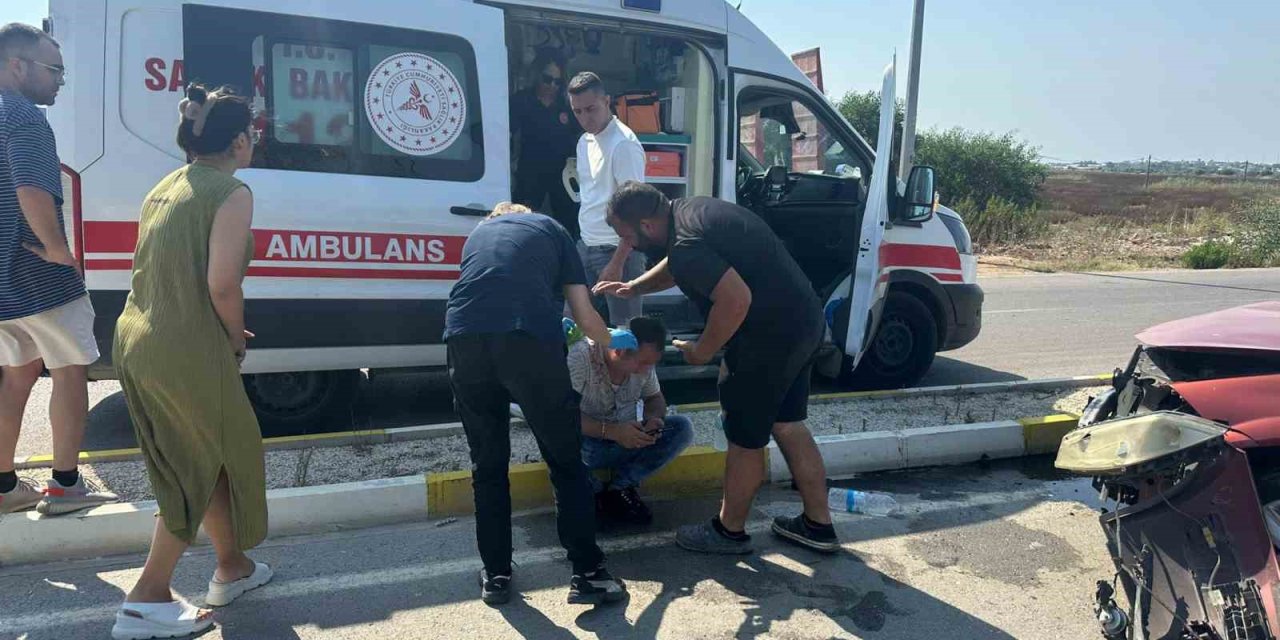 Virajı Alamayan Otomobil Refüje Çarptı. 1 Yaralı