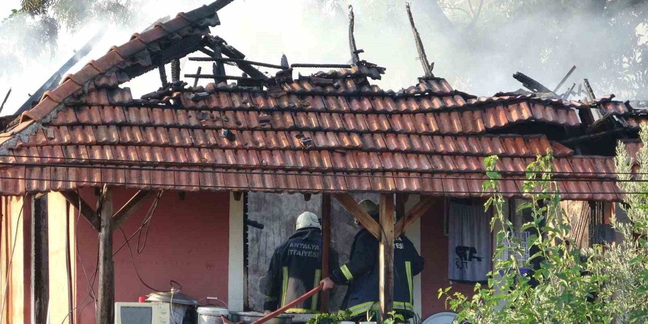 Dumanları Fark Edince 2 Torununu Da Alarak Çıktı, Evinin Üst Katı Küle Döndü