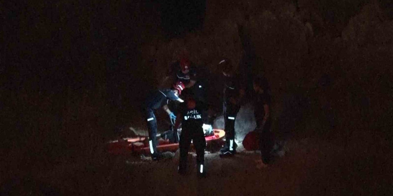 Falezlerden Yukarı Çıkmak İsterken Yaralanan Genç Kızı İtfaiye Kurtardı